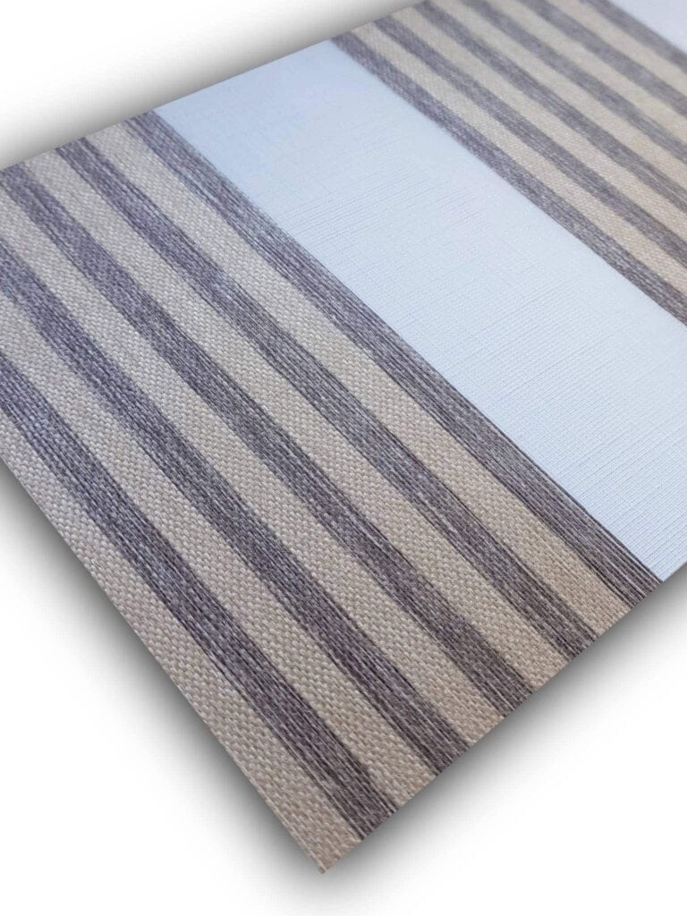 Jaluzea tip roletă zebră 2806 Semitransparentă, Day&Night, accesorii albe/ maro/ gri antracit, țesătură in cu dungi maro deschis și maro închis