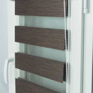Jaluzea tip roletă zebră 66 Semitransparentă, Day&Night, accesorii albe/ maro/ gri antracit, țesătură natur maro wenge