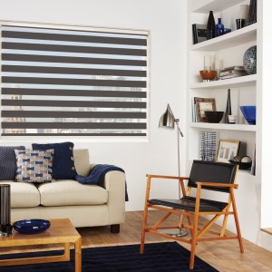 Jaluzea tip roletă zebră 1212 Semitransparentă, Day&Night, accesorii albe/ maro/ gri antracit, țesătură maro